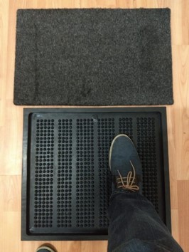 tapete sanitizante de caucho con tapete de alfombra